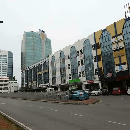 Noisy Room Kuching Luaran gambar