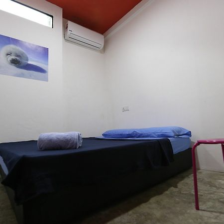 Noisy Room Kuching Luaran gambar