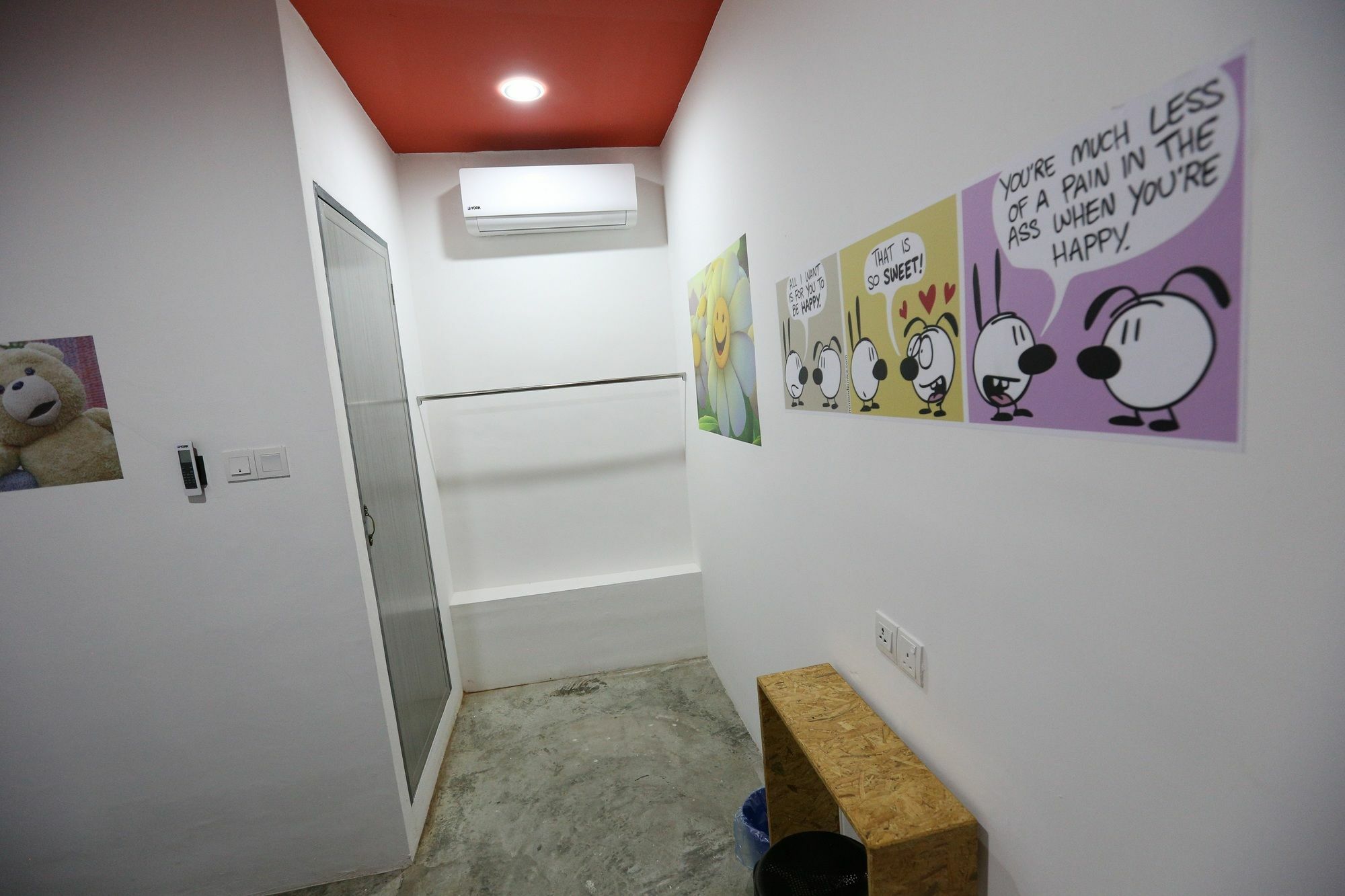 Noisy Room Kuching Luaran gambar