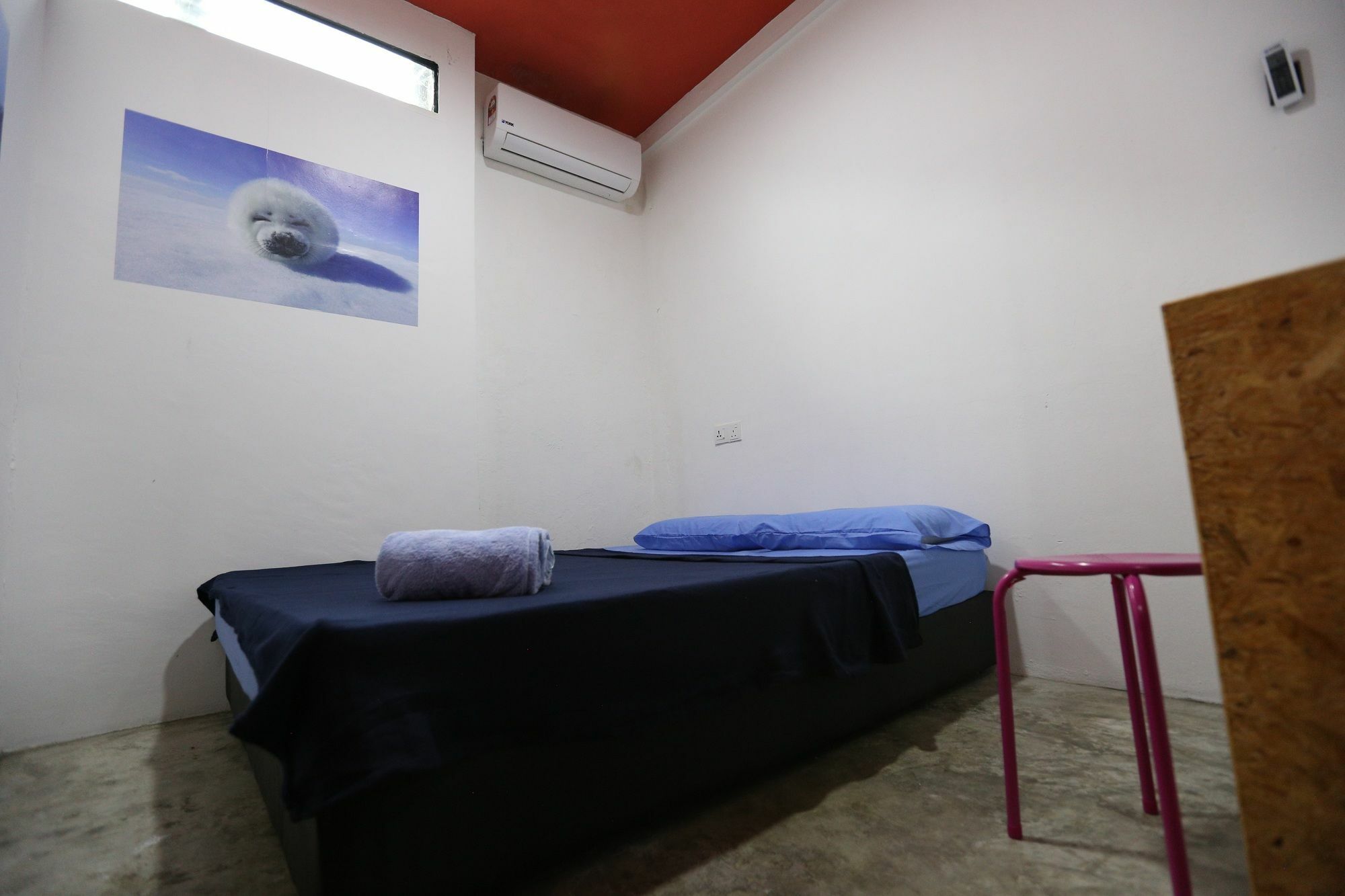 Noisy Room Kuching Luaran gambar
