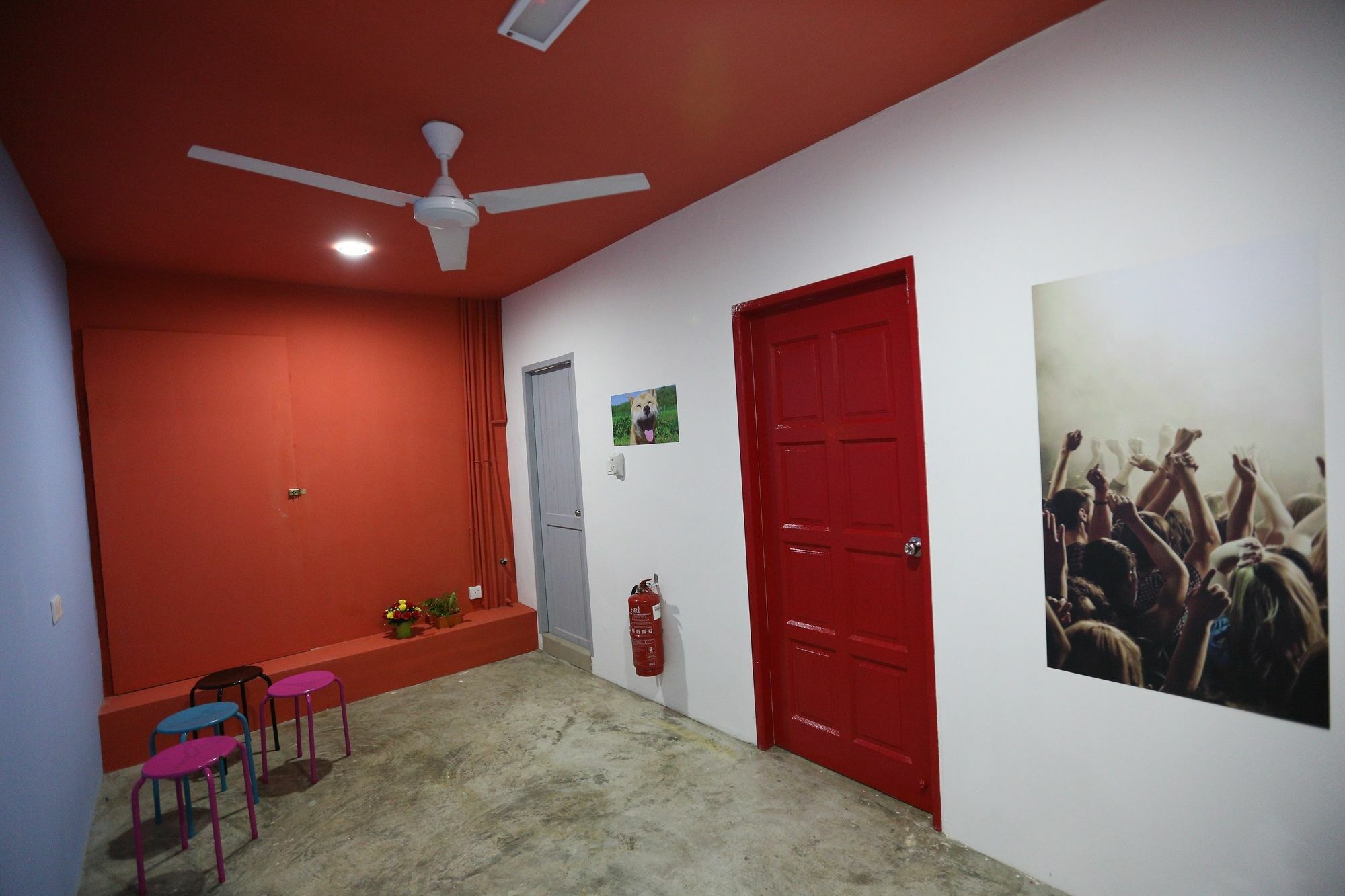 Noisy Room Kuching Luaran gambar