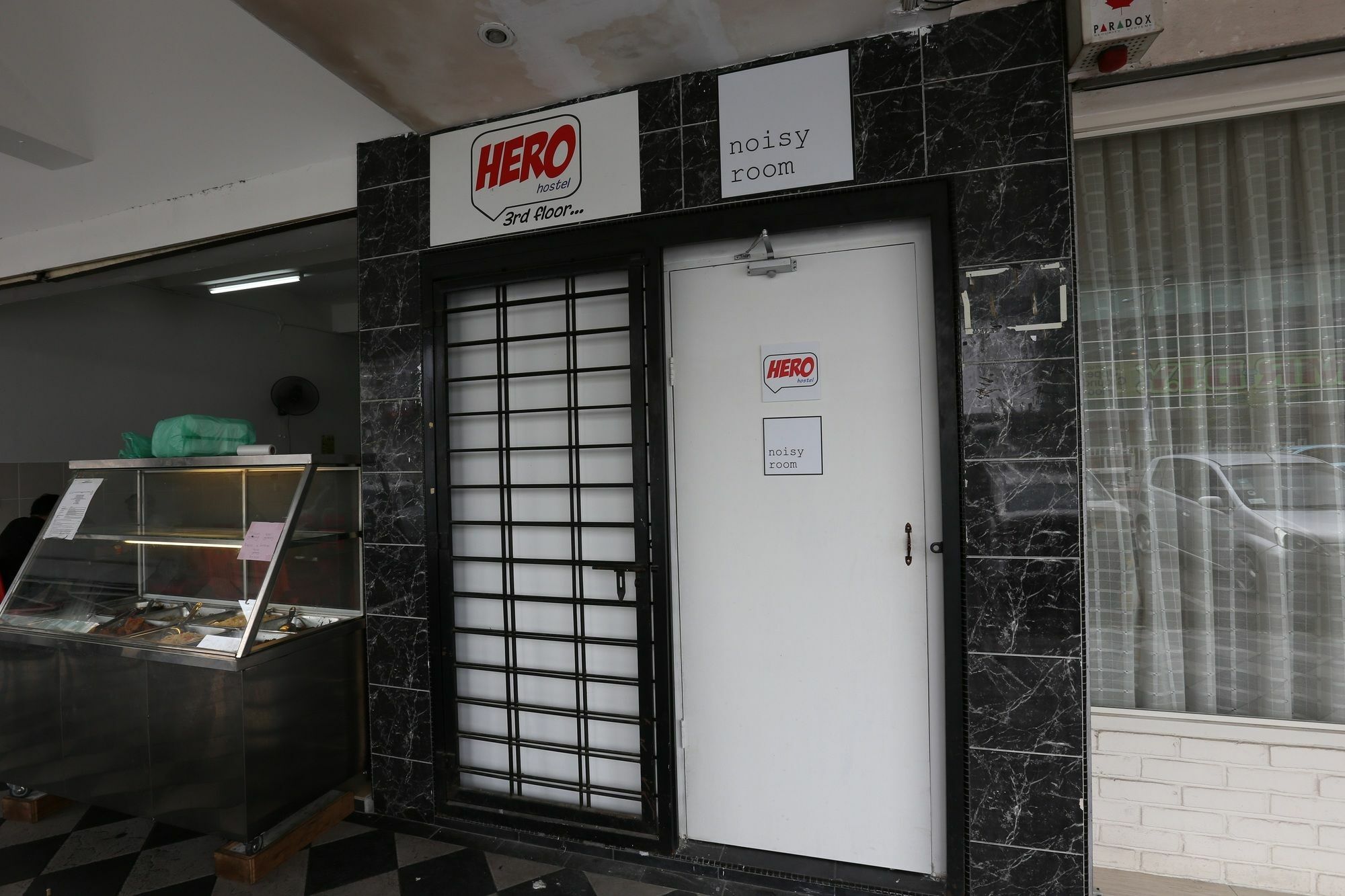 Noisy Room Kuching Luaran gambar