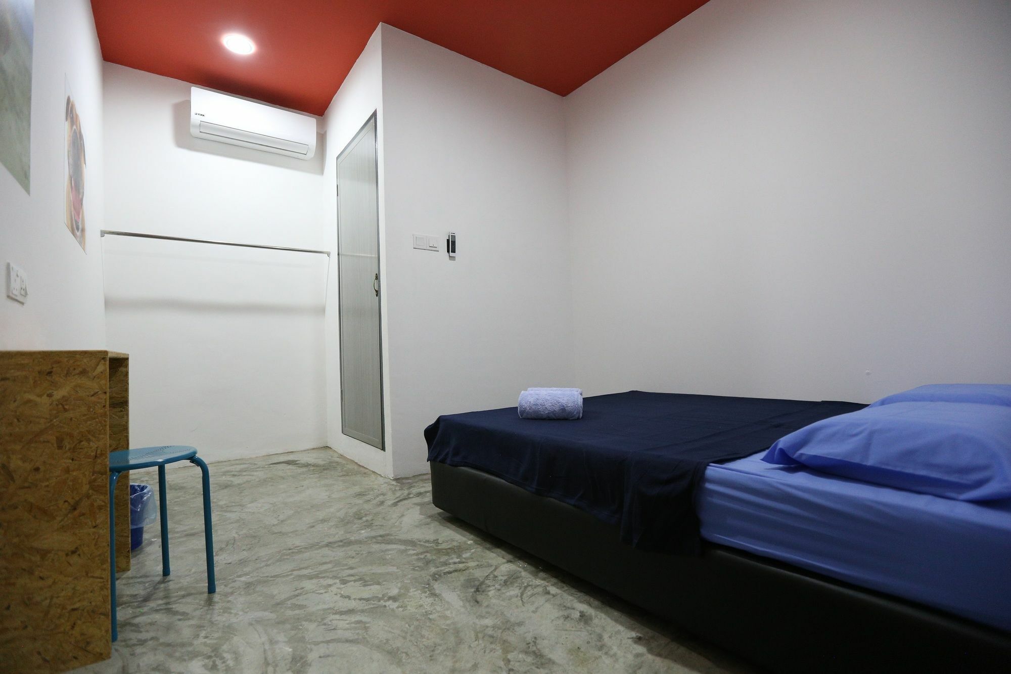 Noisy Room Kuching Luaran gambar
